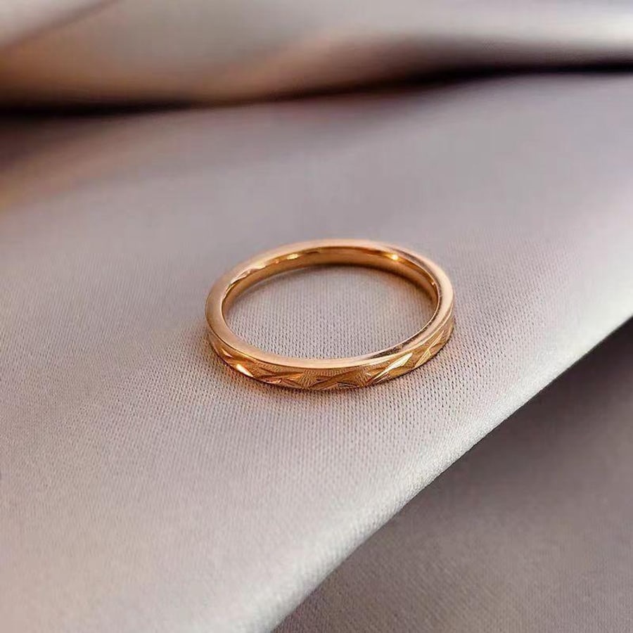 Anneau doré fin sur satin