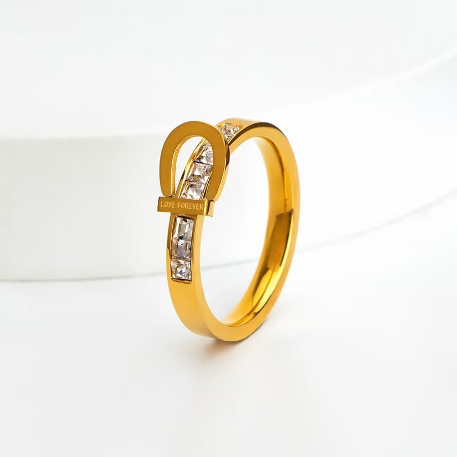 Bague dorée avec ligne de pierres claires