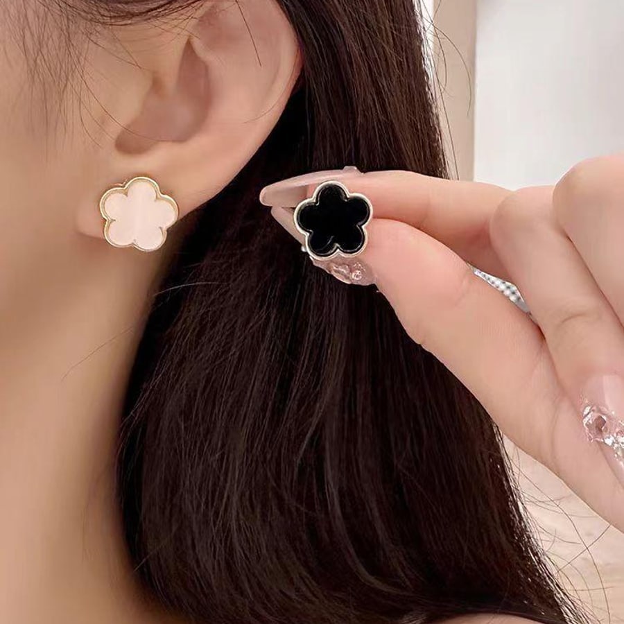 Boucles trèfle noir et blanc portées