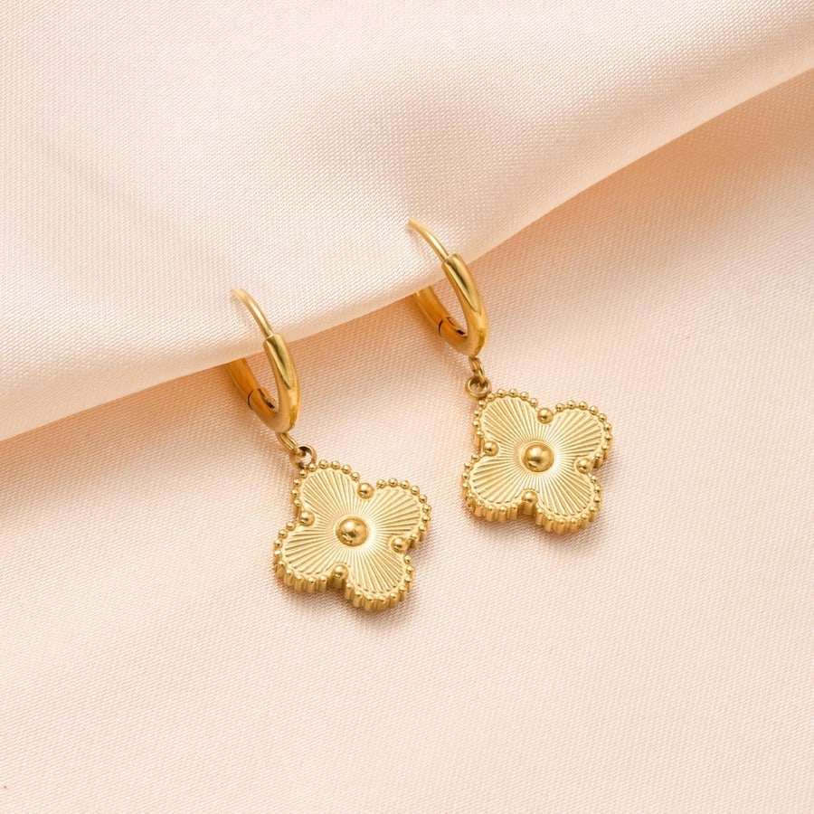 Boucles trèfle blanc suspendu