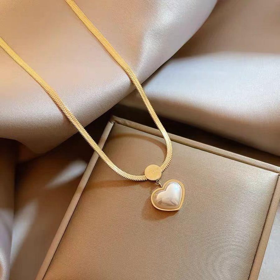 Collier doré avec pendentif perle