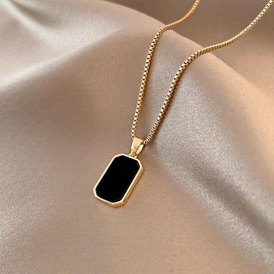 Collier doré avec pendentif rectangle noir