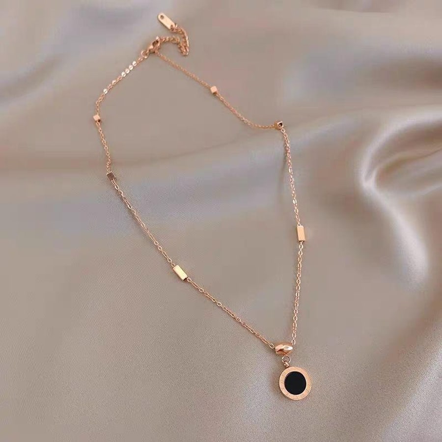 Collier fin avec pendentif rond noir