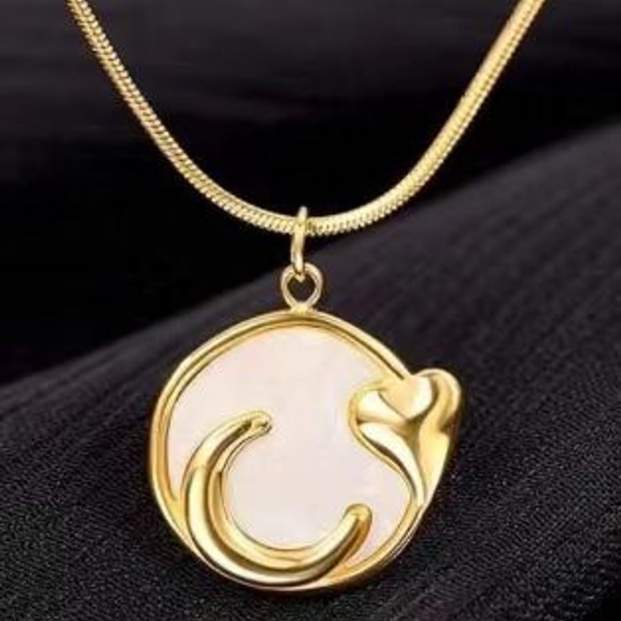 Collier doré avec pendentif rond nacré