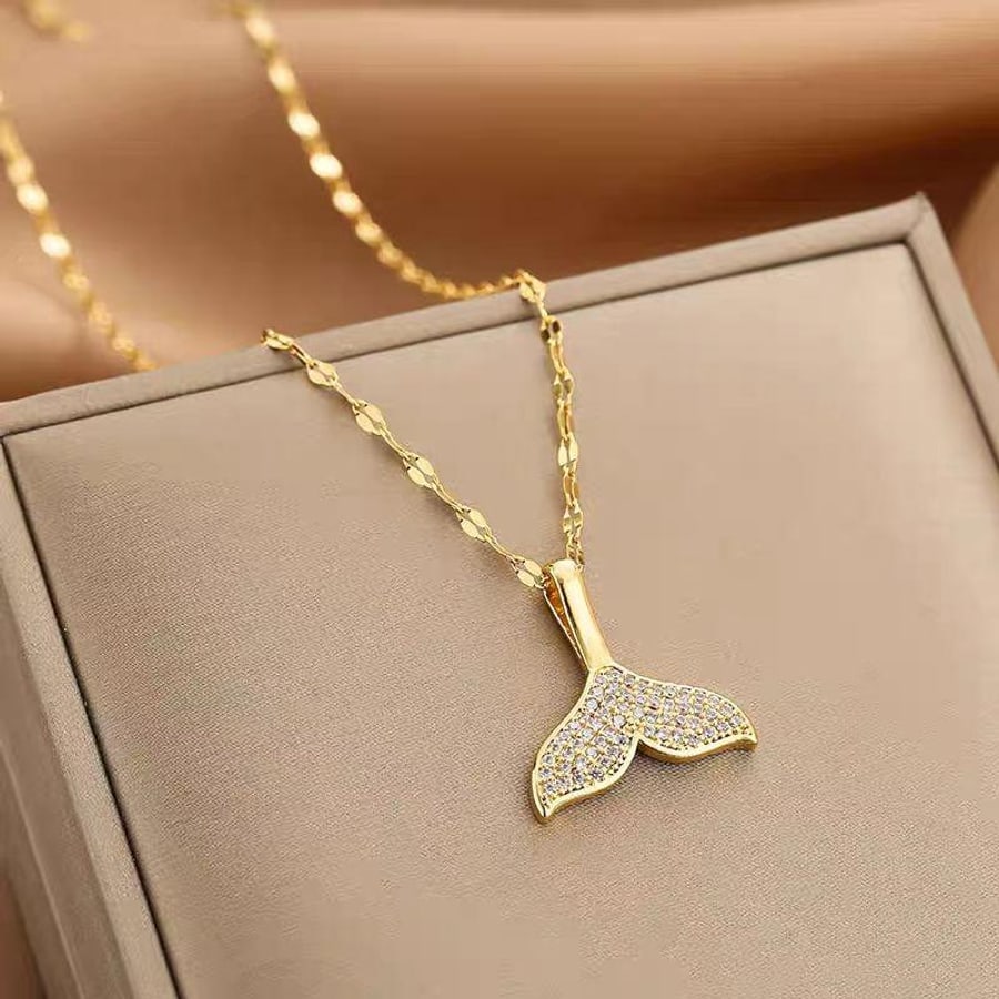 Collier doré motif queue de baleine
