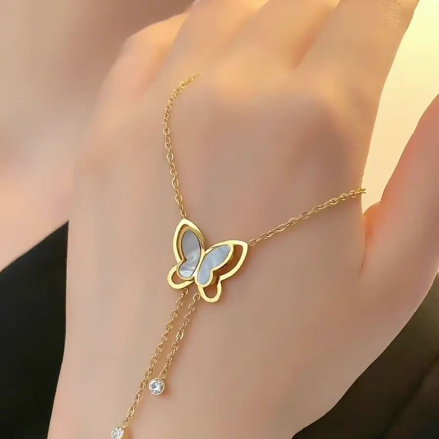 Collier doré trèfle noir porté