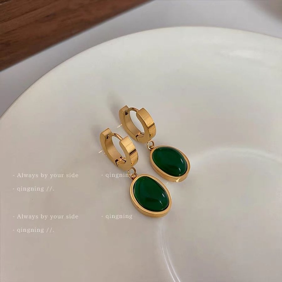 Créoles dorées avec pendentif vert