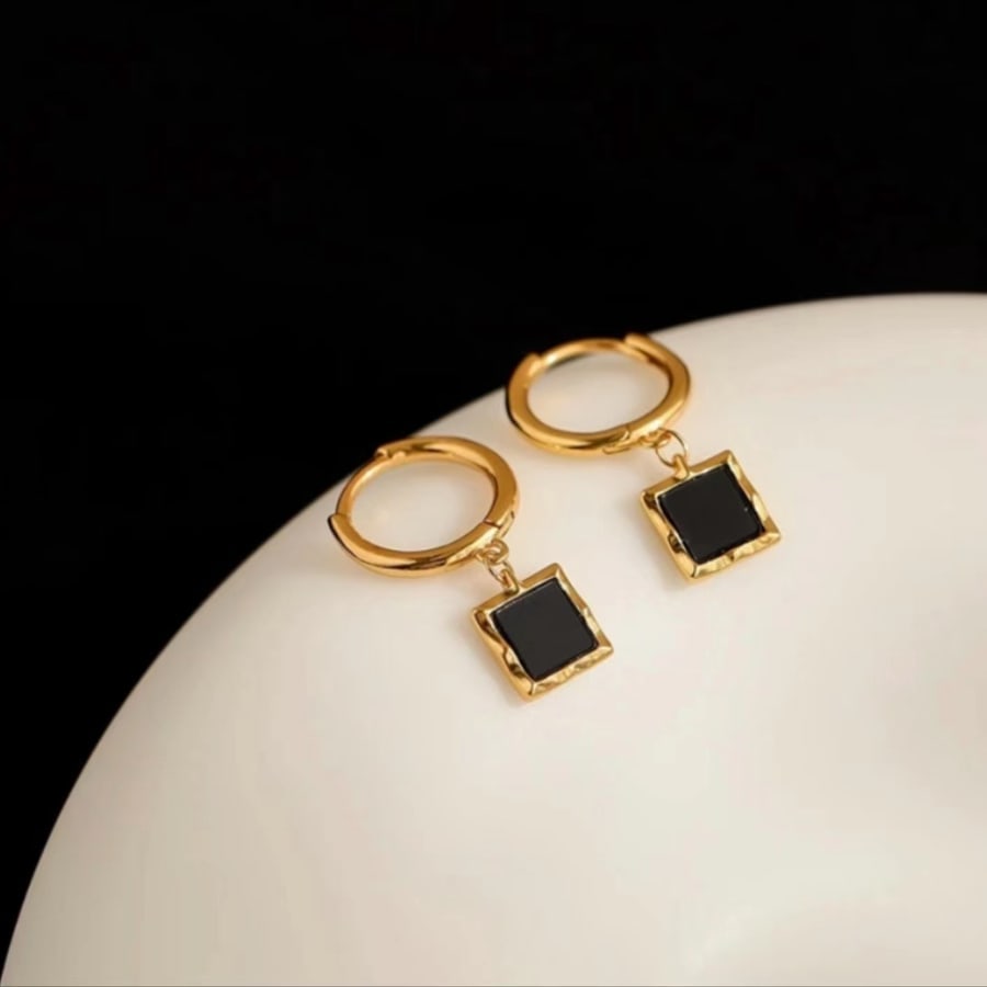 Créoles dorées avec pendentif noir